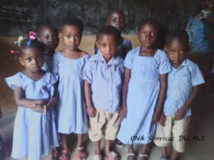 Niños/as de escuela primaria beneficiados de las becas escolares durante la pandemia en Togo y Ghana.